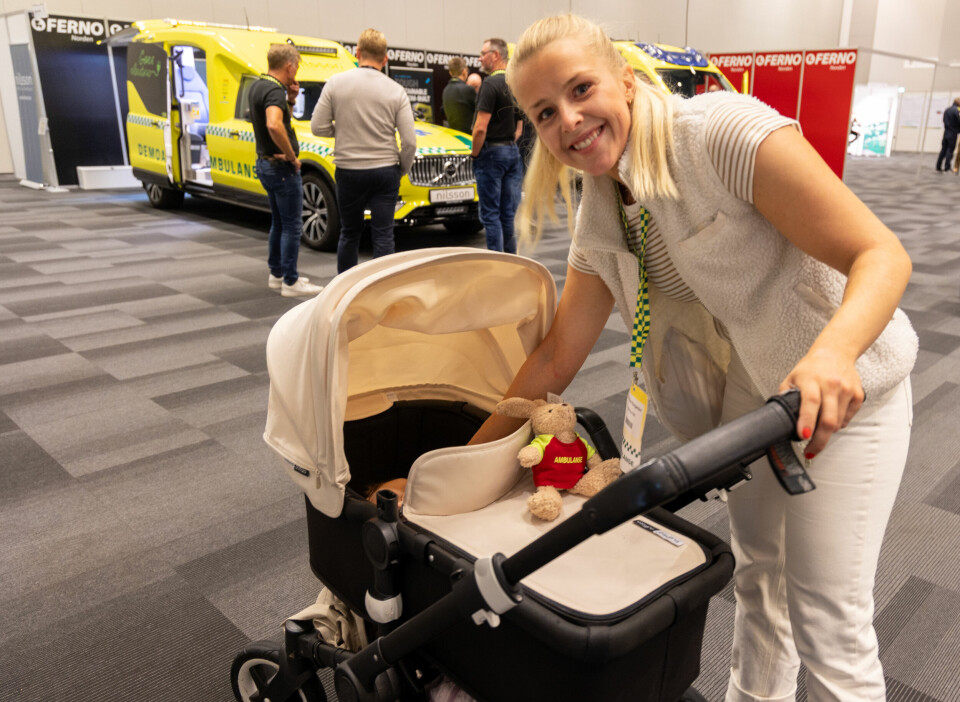 PÅ AMBULANSEFORUM: Marie Ærø Haugesten synes det har gått helt fint å ha med seg Tiril på konferanse. Marie Ærø Haugesten med barnevogn på AmbulanseForum.