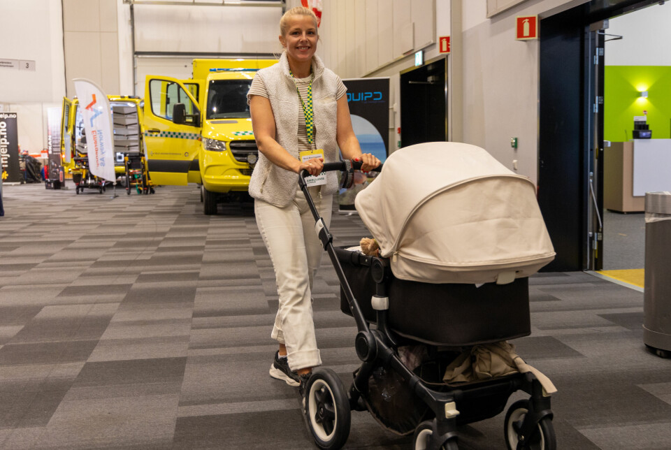 PÅ AMBULANSEFORUM: Marie Ærø Haugesten har mamaperm og har med fire måneder gamle Tiril på AmbulanseForum 2024. Marie Ærø Haugesten med barnevogn på AmbulanseForum