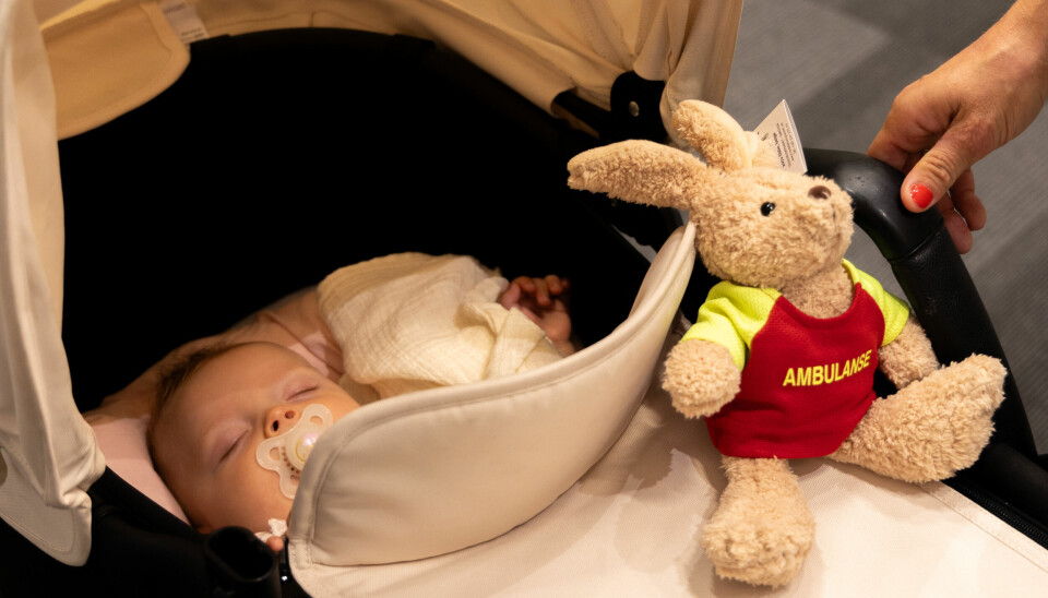 SOVER SEG GJENNOM KONFERANSEN: Fire måneder gamle Tiril har fått ambulansebamse i utstillingen på AmbulanseForum 2024. Fire måneder gamle Tiril med ambulansebamse