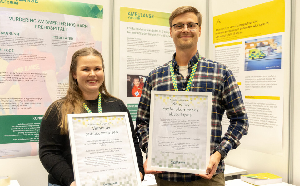 ABSTRACT-VINNERE: Vilde Kjeldbakken Knapp og Laurits Dydensborg Hansen kunne ta i mot hver sin pris, henholdsvis publikumsprisen og fagfellekomiteens pris. Ida Anie Johnsen og Laurits Dydensborg Hansen med prisene for beste abstracts