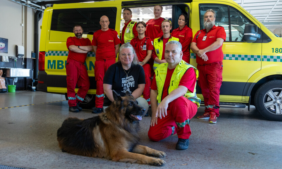 INNOM STASJONEN: Tore Nilsen sammen med samboeren Rakel Pettersen, famileschæferen og gode kollegaer på Tønsberg ambulansestasjon.