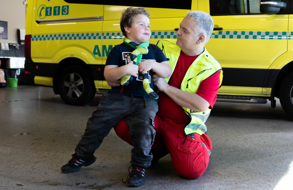 FAR OG SØNN: Tore Nilsen har med sønnen Theo som denne dagen sluttet tidligere og får være med på ambulansestasjonen. Tore Nilsen har med sønnen Theo som denne dagen sluttet tidligere på skolen og får være med på ambulansestasjonen