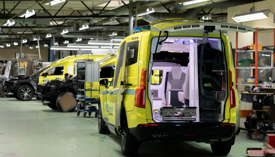 AMBULANSEBYGGING: I Laholm i Sverige blir personbiler fra Volvo forlenget og bygget om til ambulanser. I Laholm i Sverige blir personbiler fra Volvo forlenget og bygget om til ambulanser.