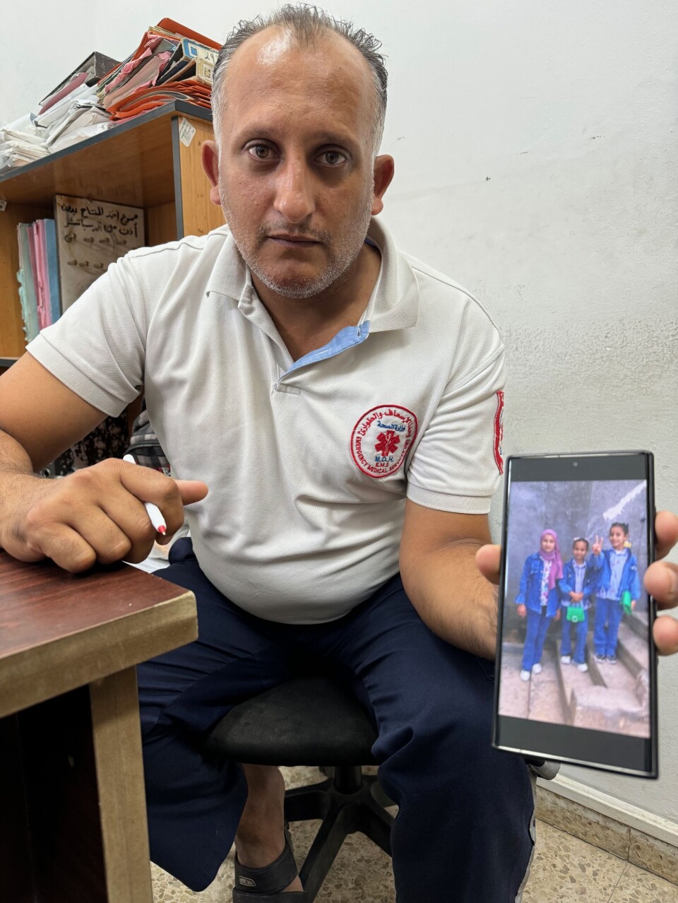 Mohammed viser meg mange bilder, også av sine familiemedlemmers døde kropper. Her er hans tre nieser som alle ble drept i bombeangrep. Mohammed viser meg mange bilder, også av sine familiemedlemmers døde kropper. Her er hans tre nieser som alle ble drept i bombeangrep.