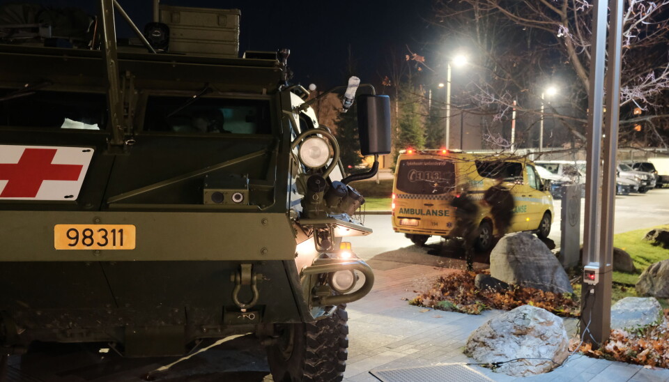 Ambulansepersonell og soldater med en masseskadesituasjon under øvelsen ved den amerikanske ambassaden.