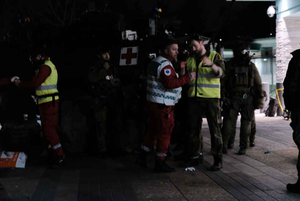 Ambulansepersonell samarbeider med militære enheter.