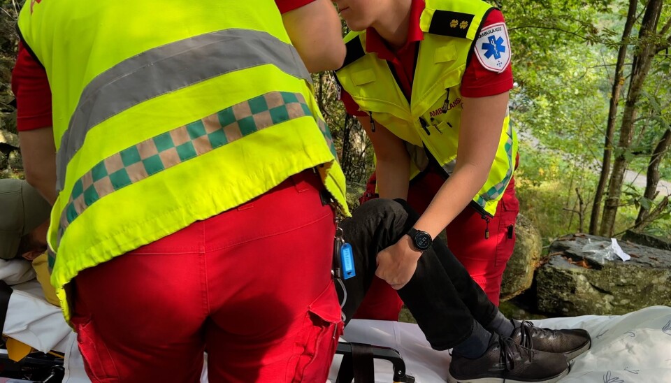 Ambulansepersonell gjør tunge løft i krevende omgivelser – men har til nå ofte fått avslag på yrkesskadeerstatning fordi skadene anses som «forventede» i yrket. Nå kan regelverket endres. Illustrasjonsfoto: Jørn Finsrud.