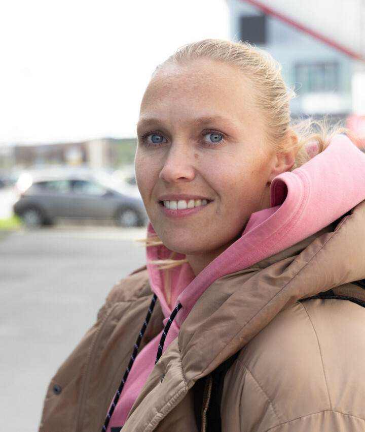 Katrine Berg har jobbet ti år i ambulansetjenesten, og bare et par dager etter at hun fikk undervisning i fødsel utenfor sykehus tok hun også i mot første barn.
