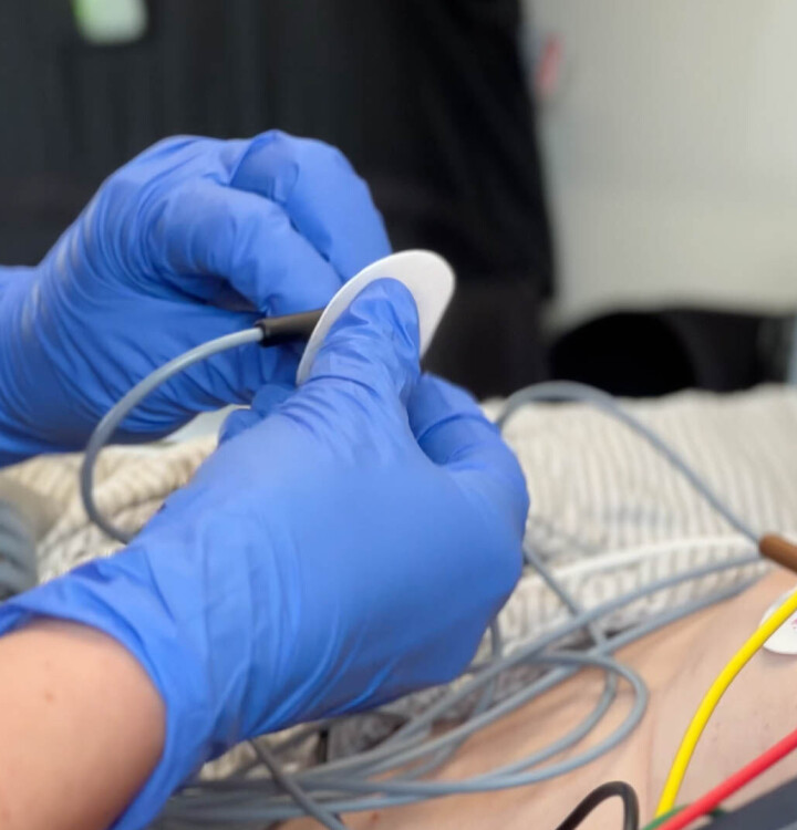 Ambulansepersonell i Nederland bruker nå høysensitiv troponintest og HEART-score for å vurdere brystsmerter – og lar trygge pasienter bli hjemme. Norske forskere mener lignende bruk kan bli aktuell også her.