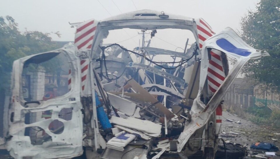 En ukrainsk ambulanse fullstendig ødelagt etter et angrep. Slike angrep rammer både pasienter og helsepersonell, til tross for tydelig merking og folkerettslig beskyttelse.