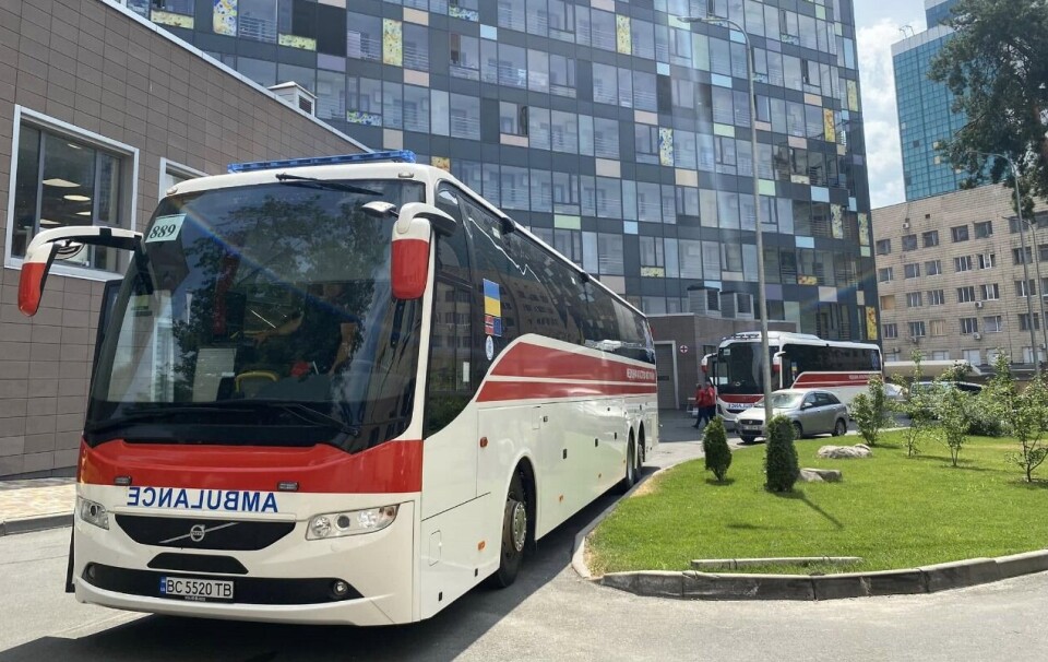 Ambulansebussen ble donert av Norge som del av et internasjonalt samarbeid for medisinsk evakuering fra Ukraina. Norske helsemyndigheter og Oslo universitetssykehus har bidratt med både utstyr og faglig støtte.