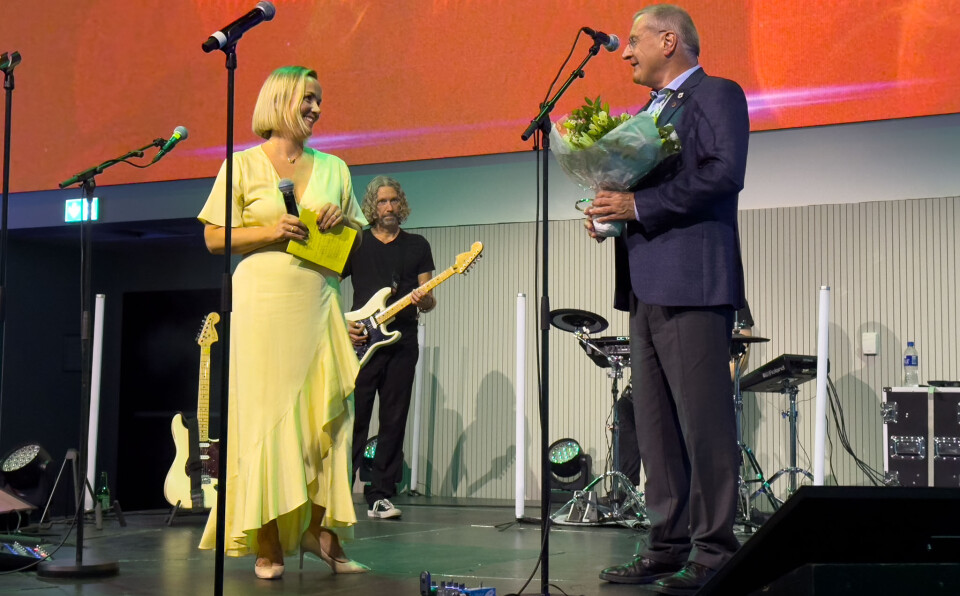 Anders Halden ble gjort ære på etter mange år i programkomiteen til AmbulanseForum, og får her overrakt blomster fra daglig leder Stine Marie Wilmann.