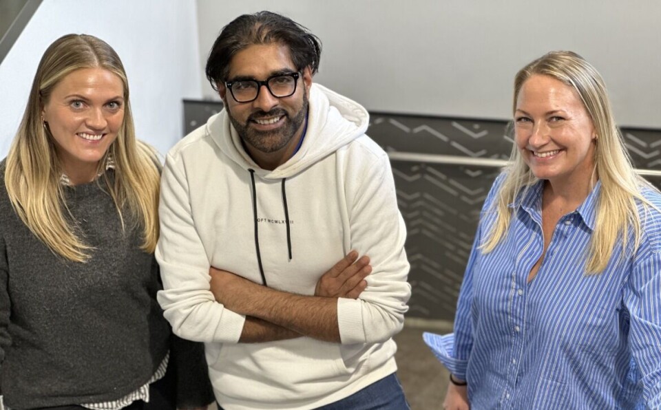 Ansatte i politiet og helsevesenet tar nå samme utdanning innen psykiske lidelser. På bildet ser vi ambulansearbeider Marie Johannessen fra Sykehuset Østfold i Fredrikstad sammen med politioverbetjent Rasab Shazad Ahmad i Øst politidistrikt og politioverbetjent Sissel Kvithammer i Trøndelag politidistrikt.