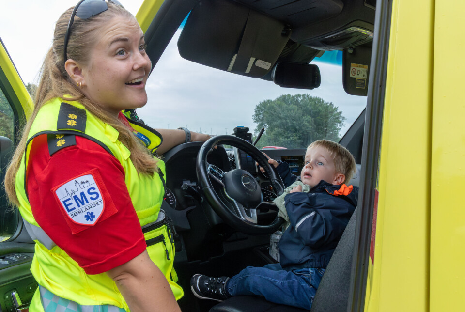 Rett ved dyreparken kommer noen mulige fremtidige ambulansearbeidere forbi, og laget aner raskt nysgerrigheten og inviterer til å sitte i bilen.