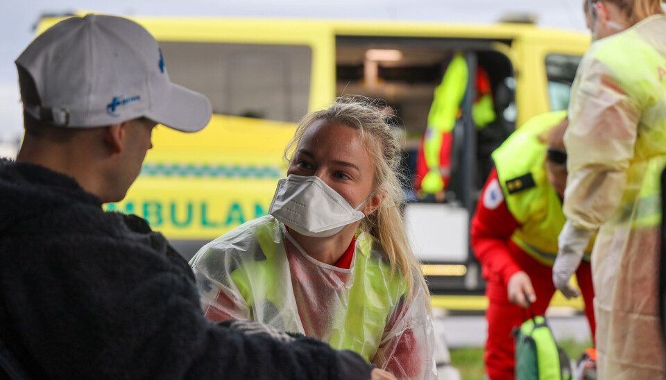 Kaia Bondhus snakker med pasienten som har hund som gjerne vil ha med seg i ambulansen.