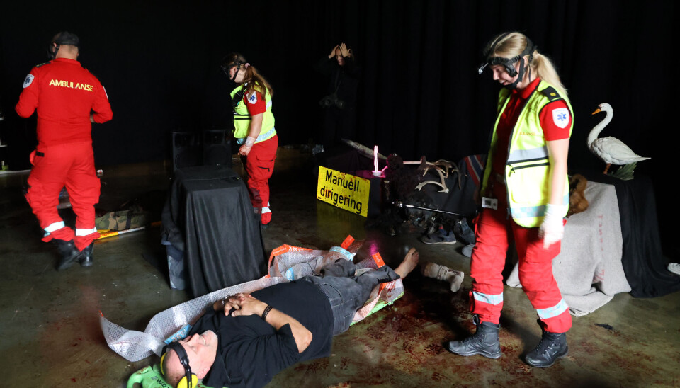 Det er nærmest helt mørkt, øredøvende musikk og kaos som leker med sansene i stressoppgaven.