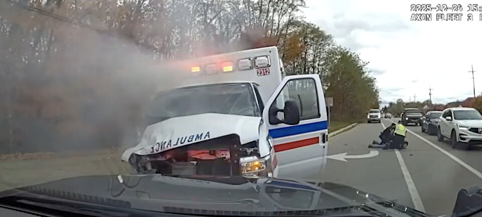 Stjal ambulanse med pasient og ambulansearbeider