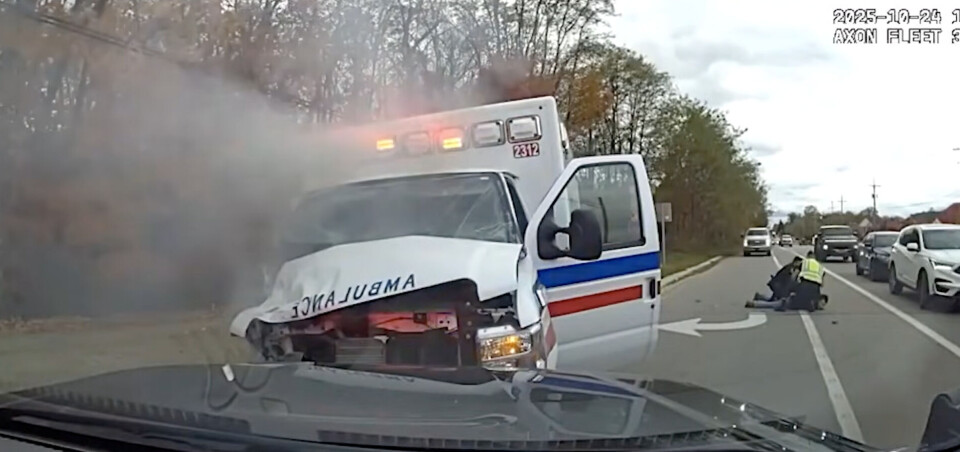 Stjal ambulanse med pasient og ambulansearbeider