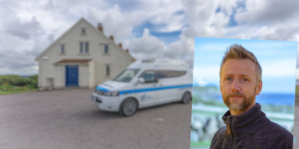 Christian Christensen, generalsekretær i Ønsketransporten, foran en av organisasjonens ambulanser. Tjenesten drives av frivillige, mange med bakgrunn fra ambulansetjenesten.