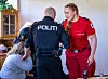 Politi- og paramedisinstudenter samarbeider under en simulert kriseøvelse i et rom.